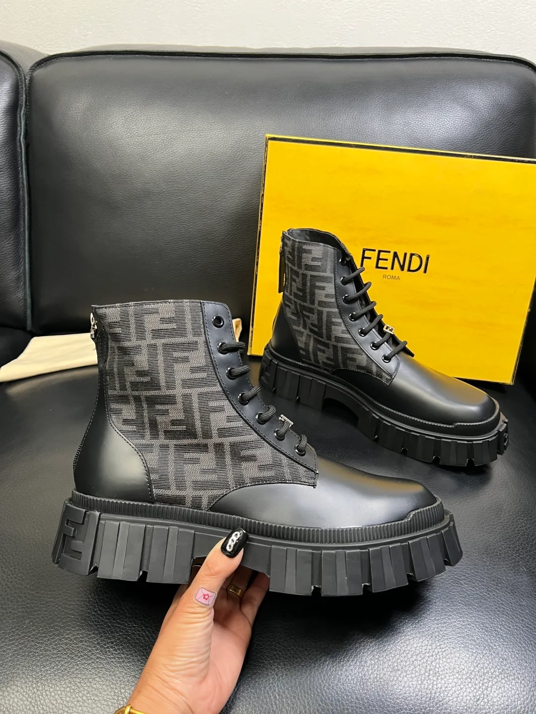 Men's shoes 💰900 FENDI High-quality top craftsmanship, Fendi boots high-top counter synchronization, original factory configuration imported Italian cowhide fly-knit fabric, imported cowhide lining, breathable and comfortable, soles: original soles specially provided by the original factory, original factory and single goods are welcome to compare, code number 39-44 (customized 38 45)